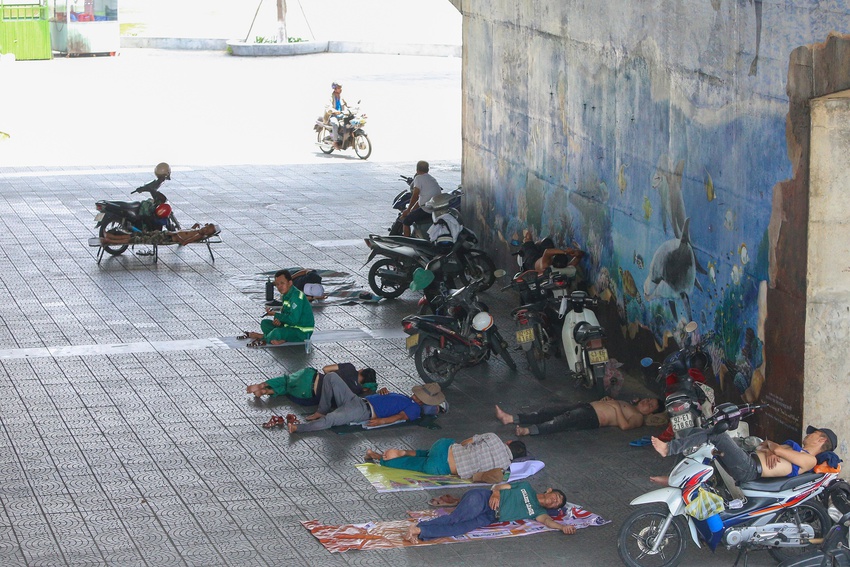 Kiệt sức mưu sinh giữa chảo lửa miền Trung: Vượt ngưỡng 45 độ C nhưng người d&acirc;n sợ thiếu ăn hơn nắng n&oacute;ng - Ảnh 14.