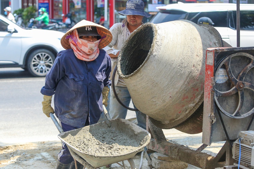Kiệt sức mưu sinh giữa chảo lửa miền Trung: Vượt ngưỡng 45 độ C nhưng người d&acirc;n sợ thiếu ăn hơn nắng n&oacute;ng - Ảnh 5.