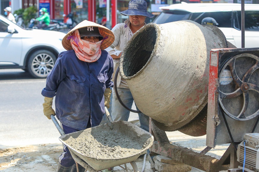 Kiệt sức mưu sinh giữa chảo lửa miền Trung: Vượt ngưỡng 45 độ C nhưng người dân sợ thiếu ăn hơn nắng nóng - Ảnh 5.