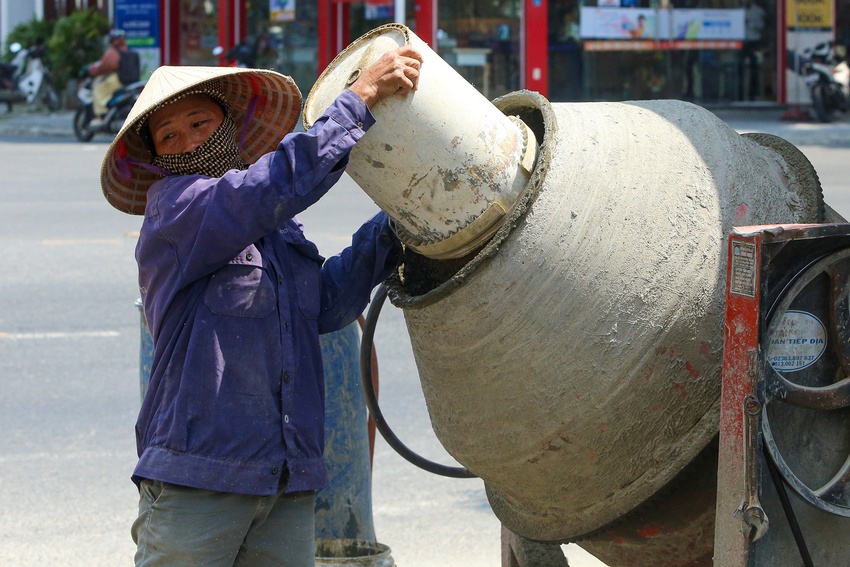 Kiệt sức mưu sinh giữa chảo lửa miền Trung: Vượt ngưỡng 45 độ C nhưng người d&acirc;n sợ thiếu ăn hơn nắng n&oacute;ng - Ảnh 4.