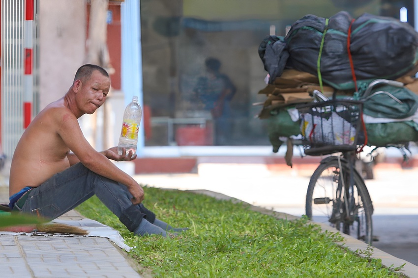 Kiệt sức mưu sinh giữa chảo lửa miền Trung: Vượt ngưỡng 45 độ C nhưng người d&acirc;n sợ thiếu ăn hơn nắng n&oacute;ng - Ảnh 11.