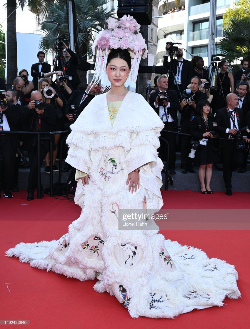 Thảm đỏ Cannes 2023: Jennie chấp “ống kính tử thần” mặc lớp makeup dừ, lu mờ con gái Johnny Depp và dàn thiên thần - Ảnh 26.