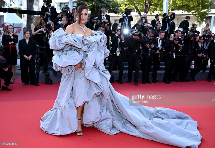 Thảm đỏ Cannes 2023: Jennie chấp “ống kính tử thần” mặc lớp makeup dừ, lu mờ con gái Johnny Depp và dàn thiên thần - Ảnh 15.