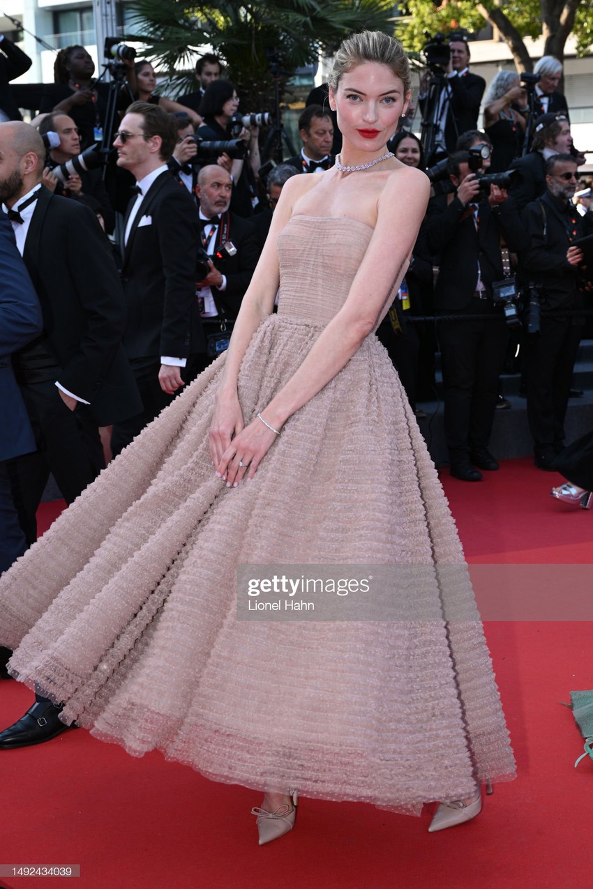 Thảm đỏ Cannes 2023: Jennie chấp “ống kính tử thần” mặc lớp makeup dừ, lu mờ con gái Johnny Depp và dàn thiên thần - Ảnh 13.