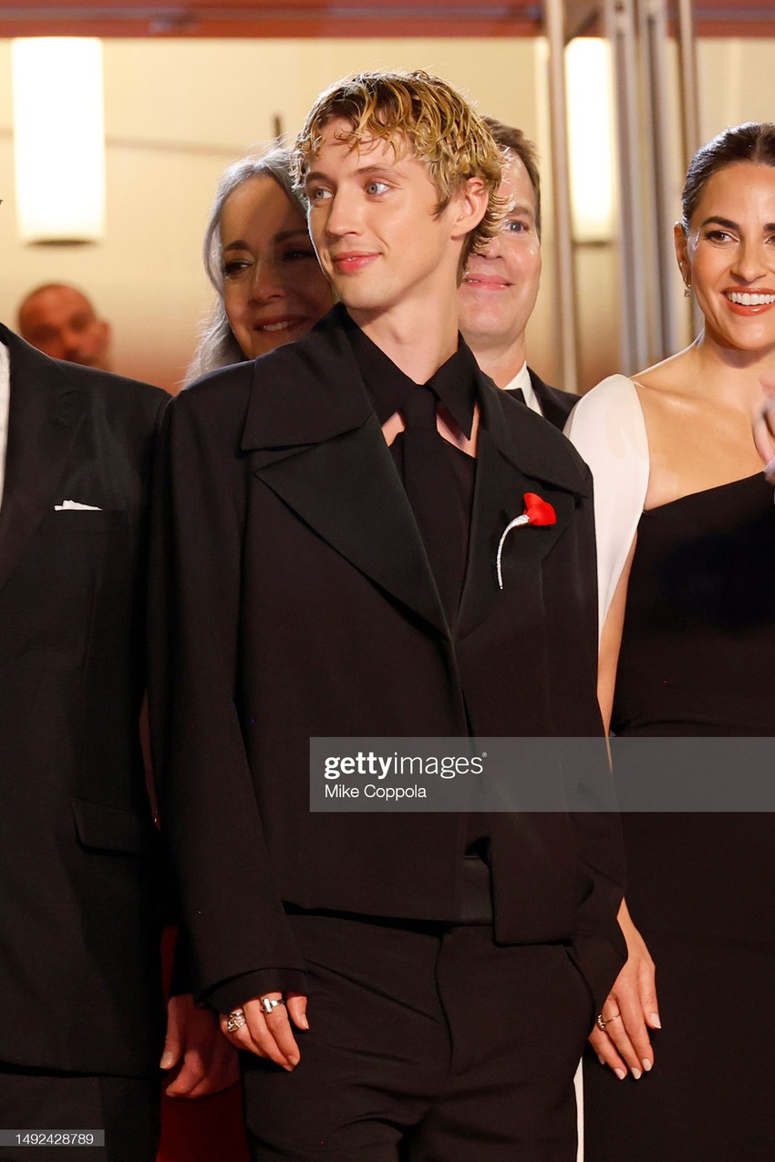Thảm đỏ Cannes 2023: Jennie chấp “ống kính tử thần” mặc lớp makeup dừ, lu mờ con gái Johnny Depp và dàn thiên thần - Ảnh 10.