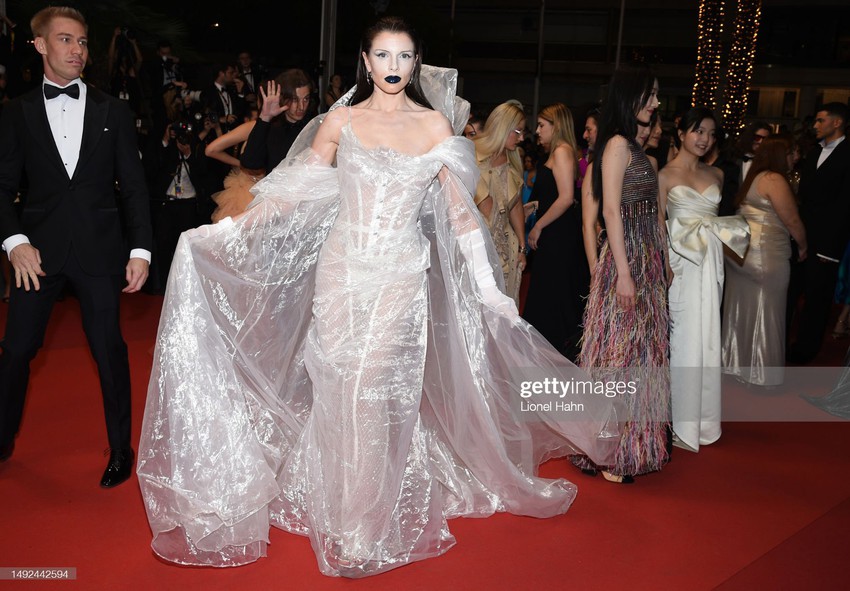 Thảm đỏ Cannes 2023: Jennie chấp “ống kính tử thần” mặc lớp makeup dừ, lu mờ con gái Johnny Depp và dàn thiên thần - Ảnh 25.