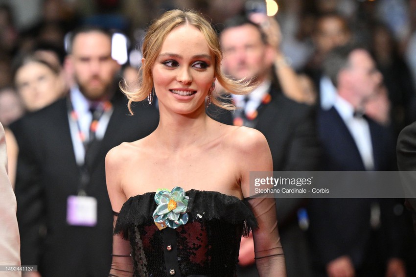Thảm đỏ Cannes 2023: Jennie chấp “ống kính tử thần” mặc lớp makeup dừ, lu mờ con gái Johnny Depp và dàn thiên thần - Ảnh 7.