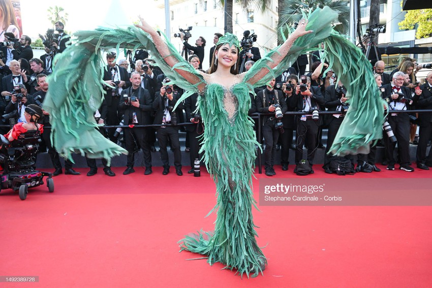 Thảm đỏ Cannes 2023: Jennie chấp “ống kính tử thần” mặc lớp makeup dừ, lu mờ con gái Johnny Depp và dàn thiên thần - Ảnh 22.