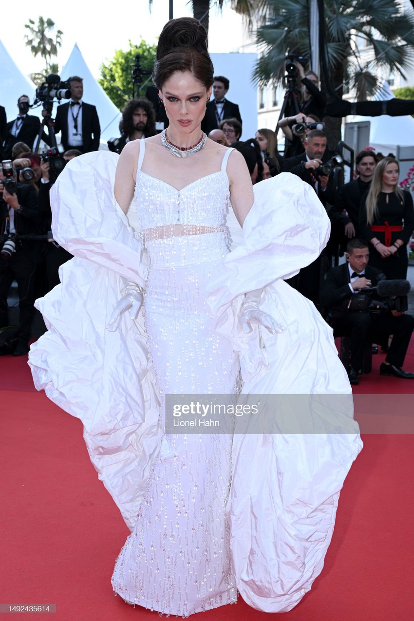 Thảm đỏ Cannes 2023: Jennie chấp “ống kính tử thần” mặc lớp makeup dừ, lu mờ con gái Johnny Depp và dàn thiên thần - Ảnh 21.