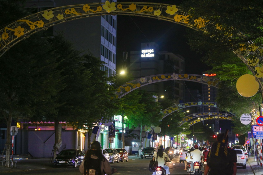 Những hình ảnh khác lạ trước và sau 8 giờ tối tại Đà Nẵng - Ảnh 9.