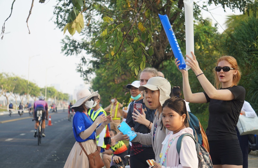 Người dân và du khách đội nắng cổ vũ 3000 người sắt khắp thế giới đến Đà Nẵng tranh tài - Ảnh 10.