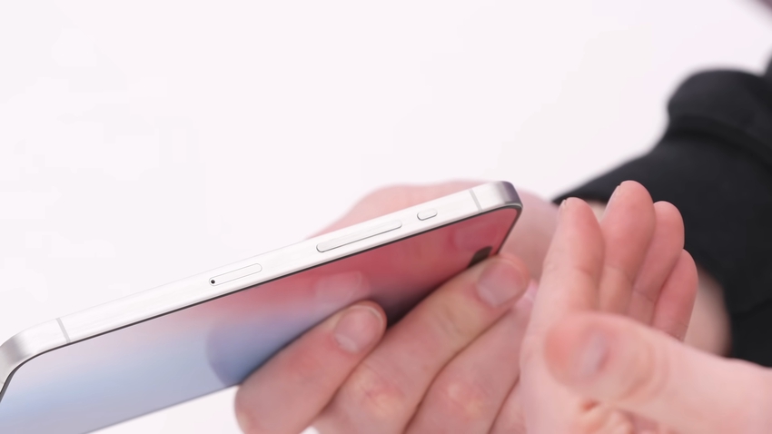 iPhone 15 Ultra đẹp mê đắm trong video thực tế đầu tiên: Màn hình mỏng nhất thế giới, cổng sạc và nút bấm có nâng cấp lịch sử! - Ảnh 8.
