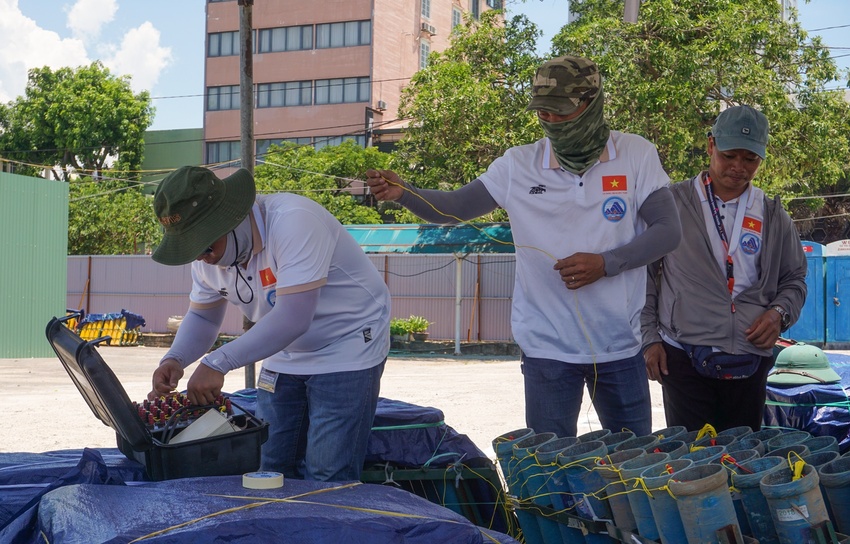 Ảnh: 9.000 quả pháo hoa ở Đà Nẵng đã lên nòng, đếm ngược chờ khai hỏa - Ảnh 3.