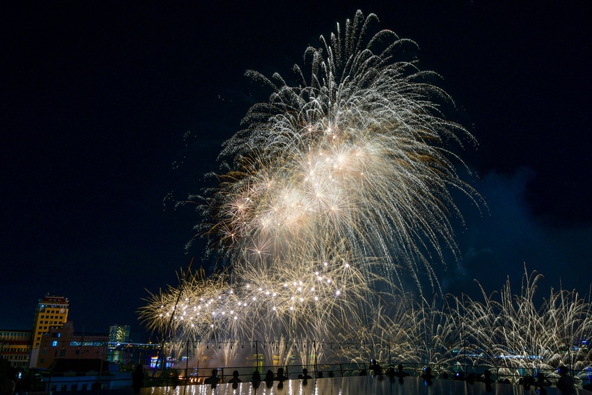 M&agrave;n tranh t&agrave;i đẳng cấp giữa &Uacute;c v&agrave; &Yacute; khiến kh&aacute;n giả vỡ &ograve;a cảm x&uacute;c trong đ&ecirc;m ph&aacute;o hoa thứ 3 ở Đ&agrave; Nẵng - Ảnh 8.