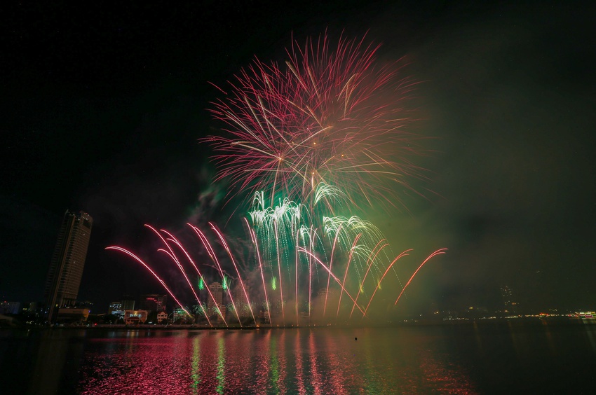 M&agrave;n tranh t&agrave;i đẳng cấp giữa &Uacute;c v&agrave; &Yacute; khiến kh&aacute;n giả vỡ &ograve;a cảm x&uacute;c trong đ&ecirc;m ph&aacute;o hoa thứ 3 ở Đ&agrave; Nẵng - Ảnh 10.