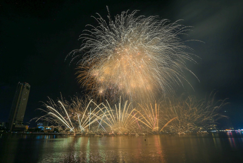 Màn tranh tài đẳng cấp giữa Úc và Ý khiến khán giả vỡ òa cảm xúc trong đêm pháo hoa thứ 3 ở Đà Nẵng - Ảnh 13.