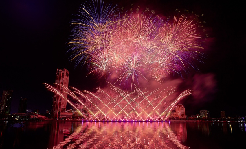 M&agrave;n tranh t&agrave;i đẳng cấp giữa &Uacute;c v&agrave; &Yacute; khiến kh&aacute;n giả vỡ &ograve;a cảm x&uacute;c trong đ&ecirc;m ph&aacute;o hoa thứ 3 ở Đ&agrave; Nẵng - Ảnh 6.