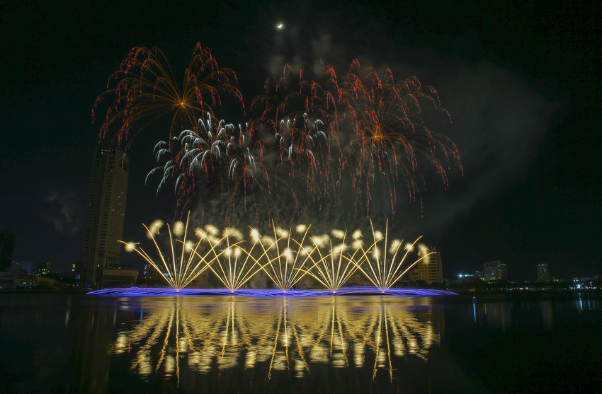 Anh và Ba Lan đốn tim khán giả với vũ điệu thiên nhiên bằng pháo hoa trên bầu trời Đà Nẵng - Ảnh 6.