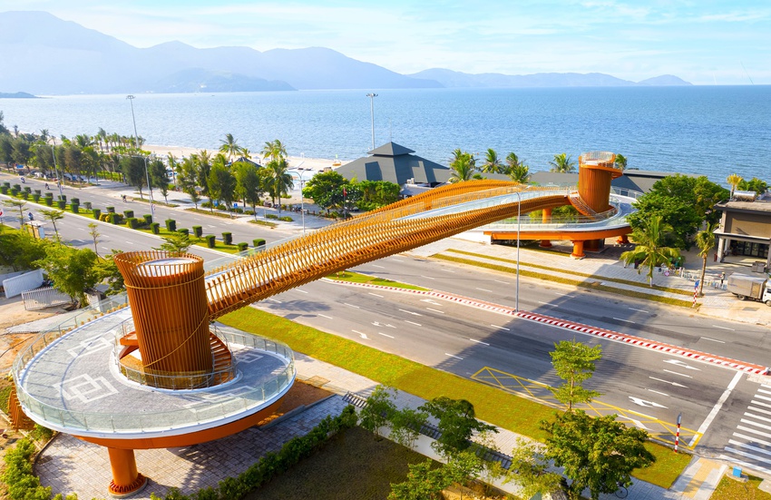 Choáng ngợp trước vẻ đẹp của cây cầu đi bộ 42 tỷ đồng đầu tiên ven biển Đà Nẵng - Ảnh 1.