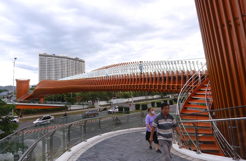 Choáng ngợp trước vẻ đẹp của cây cầu đi bộ 42 tỷ đồng đầu tiên ven biển Đà Nẵng - Ảnh 4.