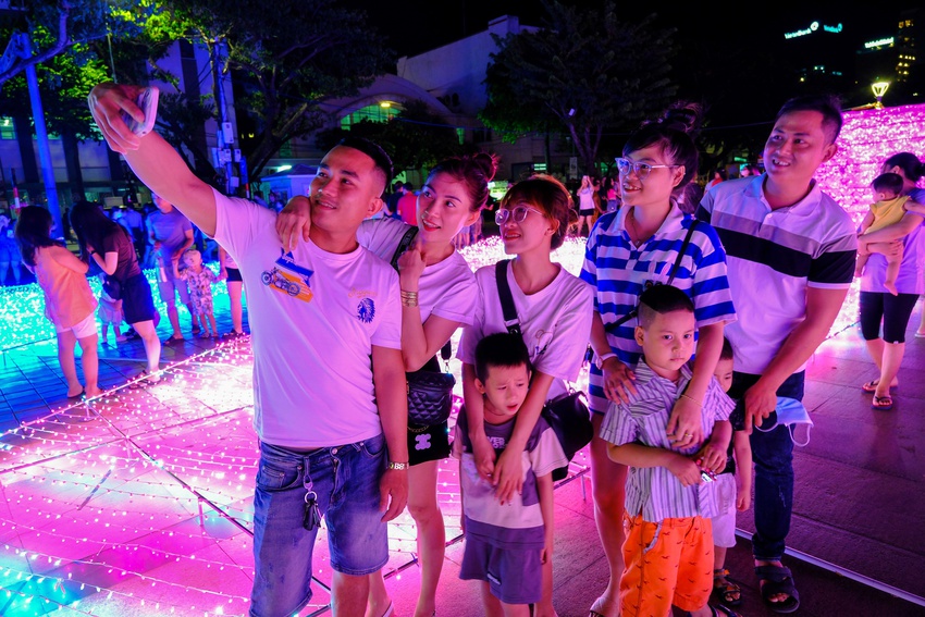 Người dân chen chân check-in công viên ánh sáng lần đầu xuất hiện ở Đà Nẵng - Ảnh 12.