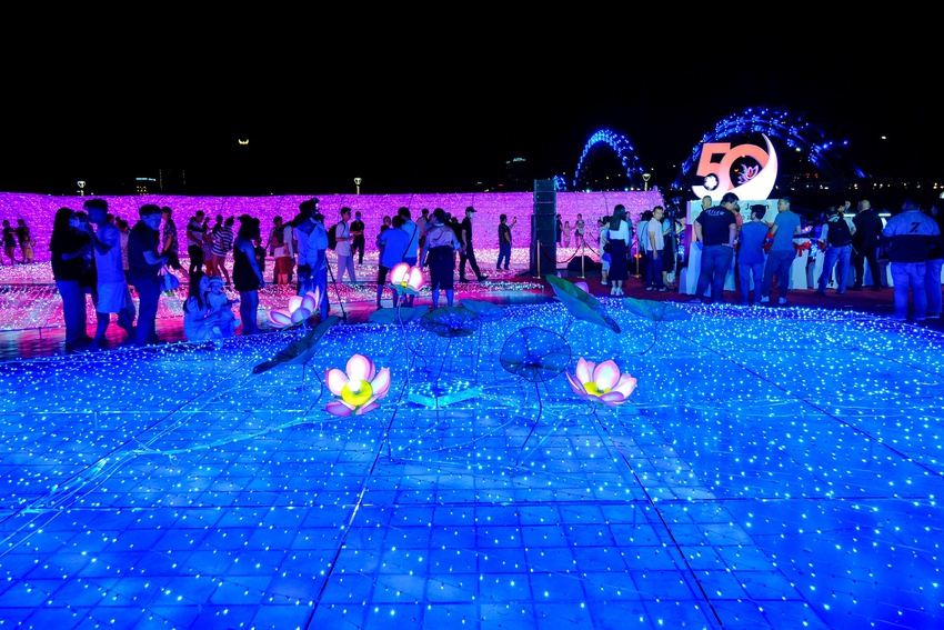 Người dân chen chân check-in công viên ánh sáng lần đầu xuất hiện ở Đà Nẵng - Ảnh 2.