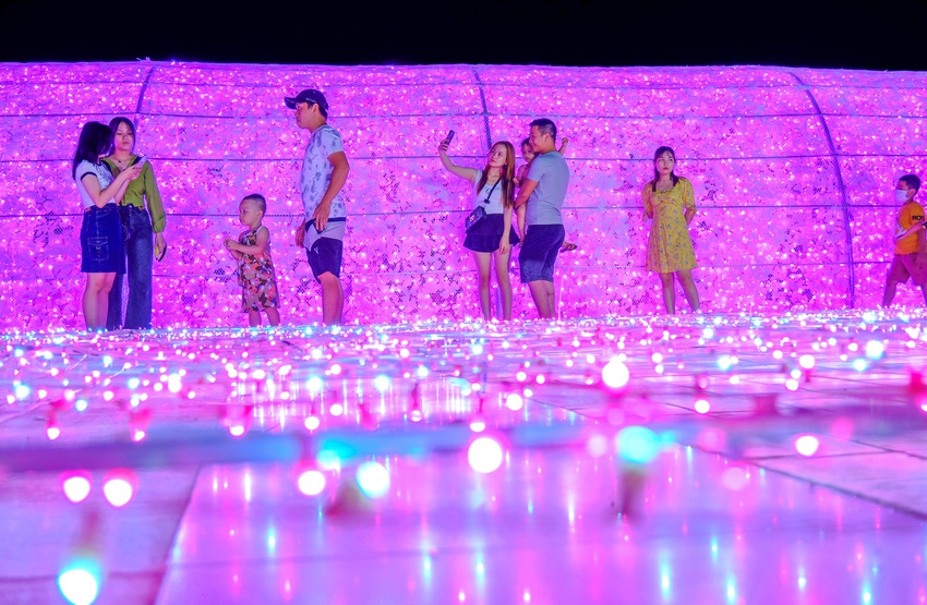 Người dân chen chân check-in công viên ánh sáng lần đầu xuất hiện ở Đà Nẵng - Ảnh 6.
