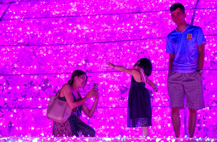 Người dân chen chân check-in công viên ánh sáng lần đầu xuất hiện ở Đà Nẵng - Ảnh 13.