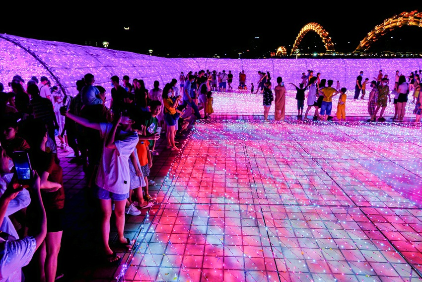 Người dân chen chân check-in công viên ánh sáng lần đầu xuất hiện ở Đà Nẵng - Ảnh 4.