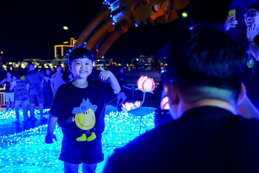 Người dân chen chân check-in công viên ánh sáng lần đầu xuất hiện ở Đà Nẵng - Ảnh 14.