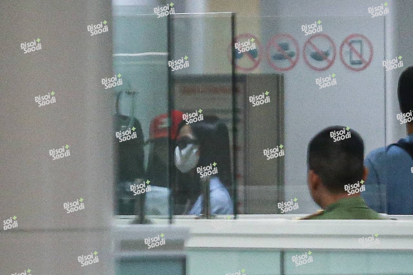 Nóng 1000 độ: Cận cảnh 4 thành viên BLACKPINK check-in ở sân bay Nội Bài, Rosé có hành động gây sốt - Ảnh 3.