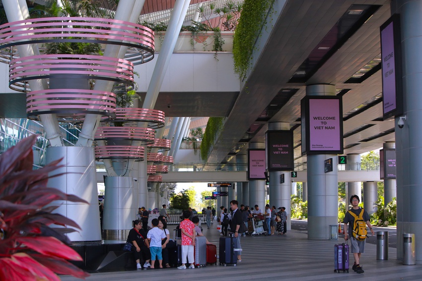 Nhà ga Quốc tế Đà Nẵng gây bất ngờ khi phủ hồng đen hưởng ứng không khí đón BLACKPINK - Ảnh 1.