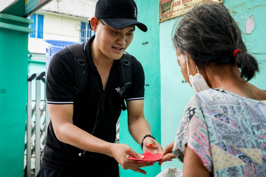 Chàng trai từng bị lừa cả tỷ đồng đạp xe xin ve chai, cho người nghèo bốc thăm lì xì - Ảnh 6.