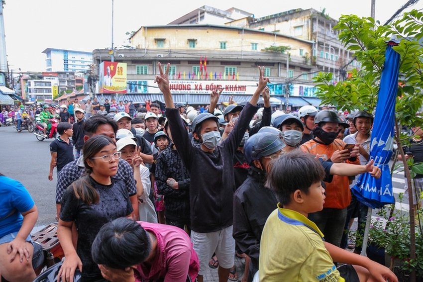 Hàng trăm thanh niên hào hứng giật cô hồn ngày Rằm tháng 7 ở TPHCM - Ảnh 4.