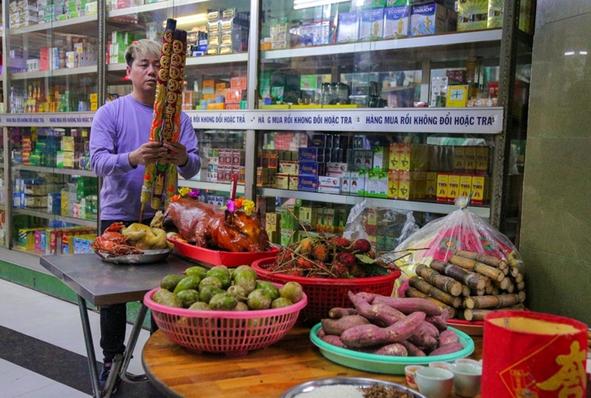 Hàng trăm thanh niên hào hứng giật cô hồn ngày Rằm tháng 7 ở TPHCM - Ảnh 1.