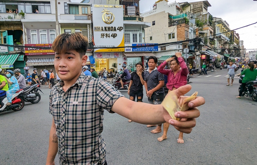 Hàng trăm thanh niên hào hứng giật cô hồn ngày Rằm tháng 7 ở TPHCM - Ảnh 13.