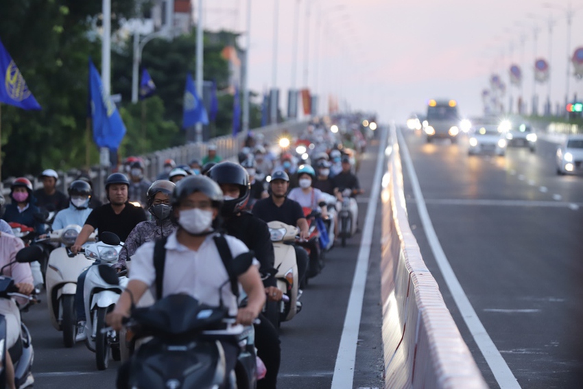 Ngày đầu thông xe cầu Vĩnh Tuy 2, người dân dễ dàng di chuyển về nhà - Ảnh 4.