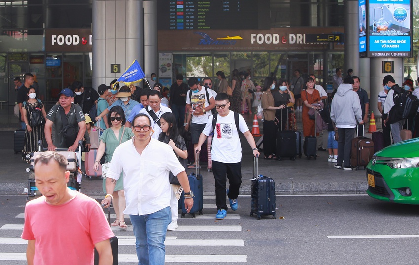 S&acirc;n bay Đ&agrave; Nẵng nườm nượp du kh&aacute;ch ng&agrave;y đầu nghỉ lễ 2/9 - Ảnh 2.