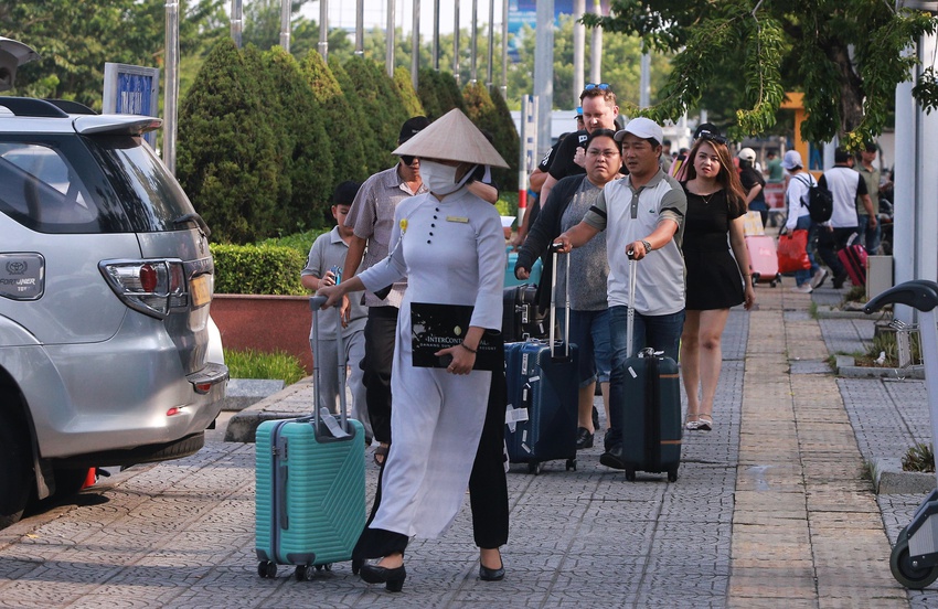 Sân bay Đà Nẵng nườm nượp du khách ngày đầu nghỉ lễ 2/9 - Ảnh 7.