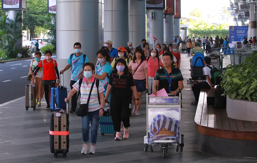 Sân bay Đà Nẵng nườm nượp du khách ngày đầu nghỉ lễ 2/9 - Ảnh 10.