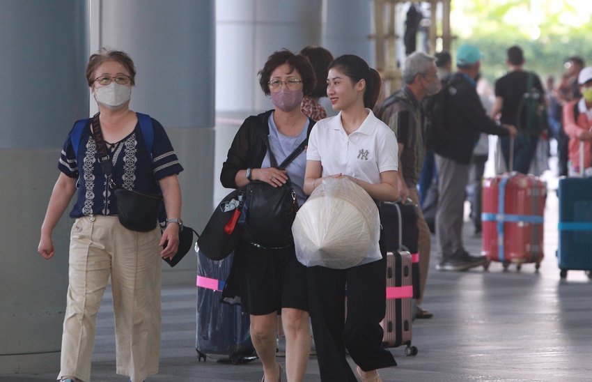 Sân bay Đà Nẵng nườm nượp du khách ngày đầu nghỉ lễ 2/9 - Ảnh 13.