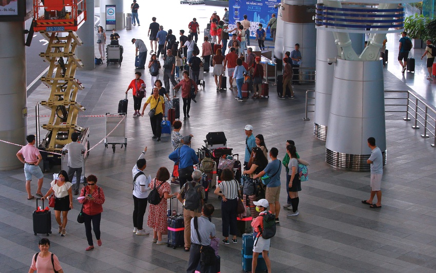 Sân bay Đà Nẵng nườm nượp du khách ngày đầu nghỉ lễ 2/9 - Ảnh 9.
