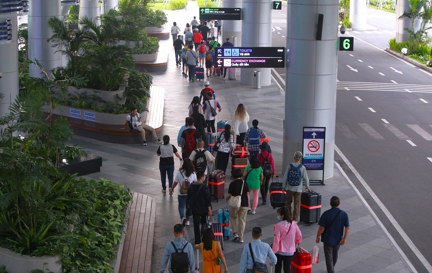 S&acirc;n bay Đ&agrave; Nẵng nườm nượp du kh&aacute;ch ng&agrave;y đầu nghỉ lễ 2/9 - Ảnh 12.