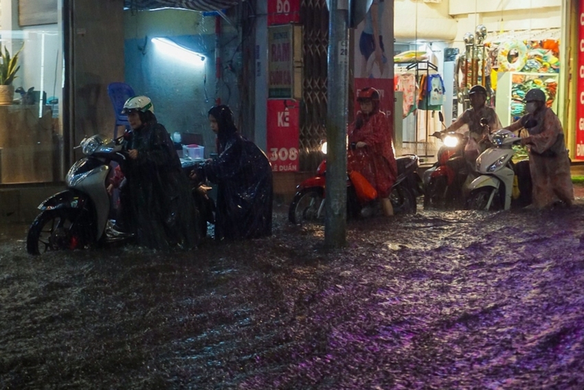 Đường phố Đà Nẵng ngập cục bộ sau mưa lớn, người dân chật vật lội nước về nhà - Ảnh 6.