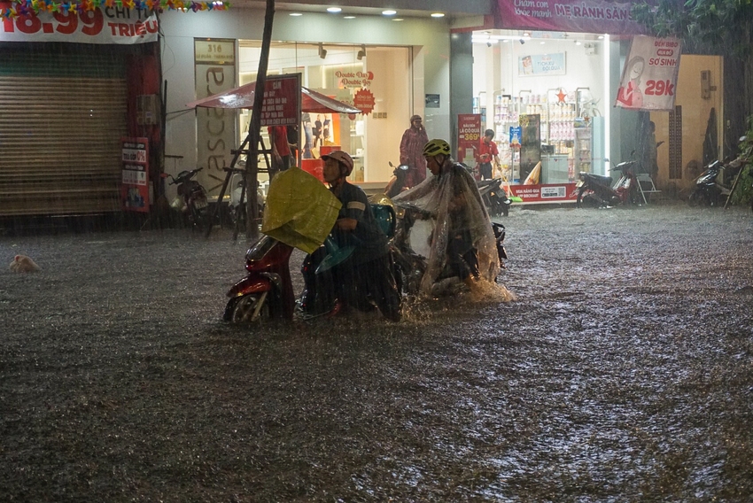 Đường phố Đà Nẵng ngập cục bộ sau mưa lớn, người dân chật vật lội nước về nhà - Ảnh 5.