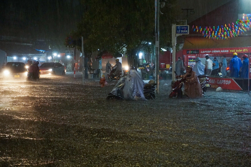 Đường phố Đà Nẵng ngập cục bộ sau mưa lớn, người dân chật vật lội nước về nhà - Ảnh 4.