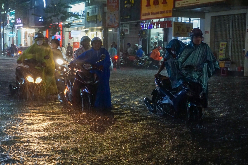Đường phố Đà Nẵng ngập cục bộ sau mưa lớn, người dân chật vật lội nước về nhà - Ảnh 3.