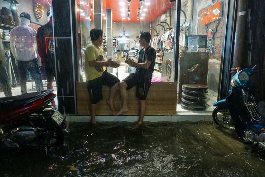 Đường phố Đà Nẵng ngập cục bộ sau mưa lớn, người dân chật vật lội nước về nhà - Ảnh 11.
