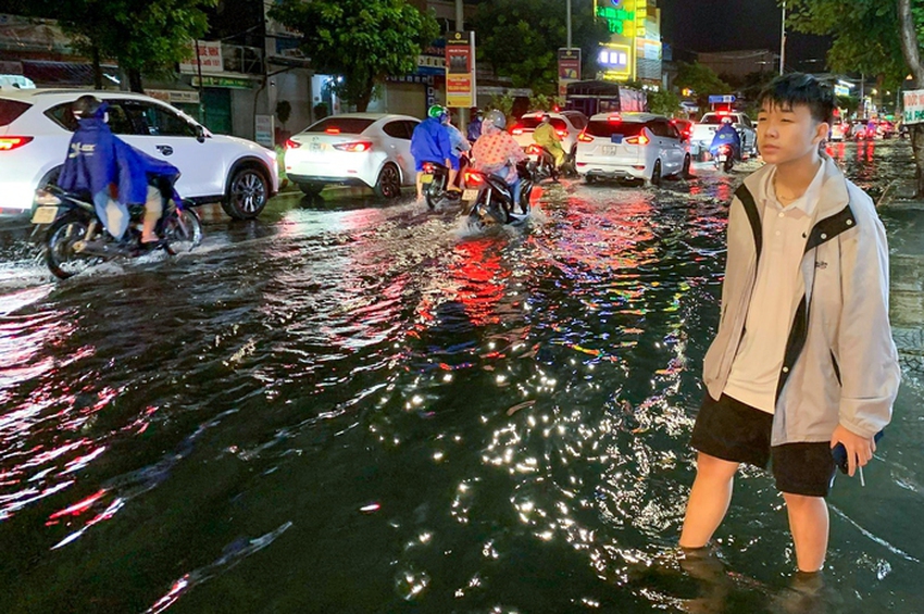 Đường phố Đà Nẵng ngập cục bộ sau mưa lớn, người dân chật vật lội nước về nhà - Ảnh 8.