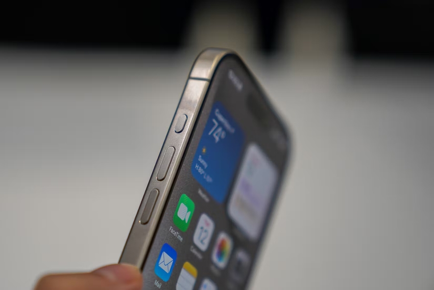 Trên tay iPhone 15 Pro Max: Cầm nhẹ hơn, màu sắc đẹp sang trọng, xứng đáng “xuống tiền” - Ảnh 3.